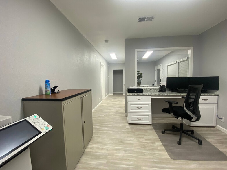 More Photos Of 128 E Buena Vista St, Barstow Office For Lease