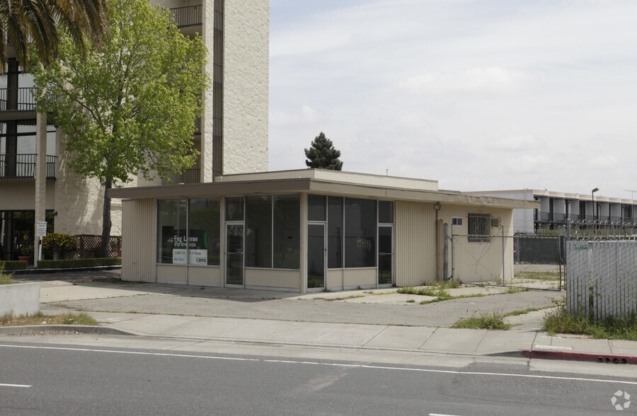 Primary Photo Of 110 Hegenberger Rd, Oakland Industrial For Lease