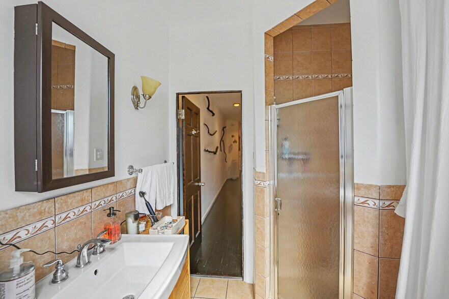 More Photos Of 942 S Mansfield Ave, Los Angeles Apartments For Sale