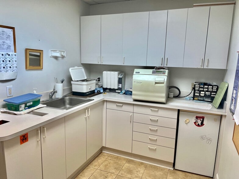 More Photos Of 2210 S Macdill Ave, Tampa Office For Sale