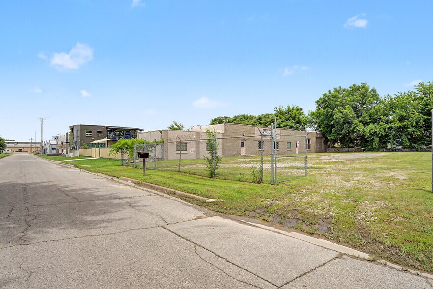 More Photos Of 1039 N Owasso Ave, Tulsa Light Manufacturing For Lease
