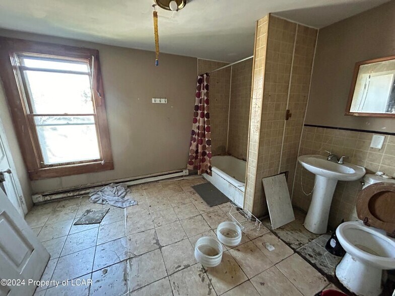 More Photos Of 437-443 Centre Street St, Freeland Storefront Retail Residential For Sale