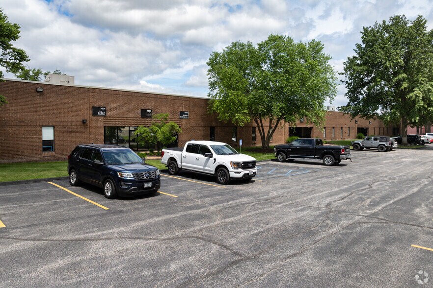 Primary Photo Of 1601-1617 Manufacturers Dr, Fenton Warehouse For Sale