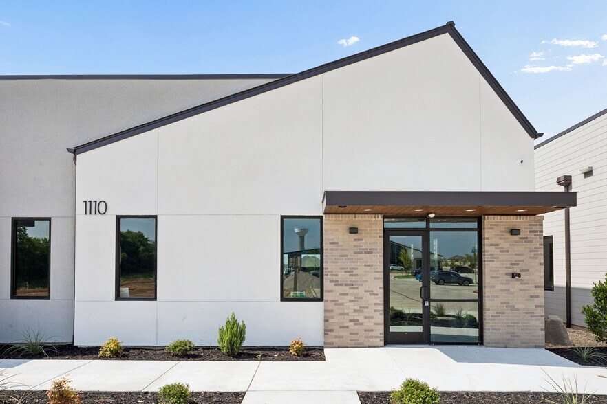More Photos Of 1110 Timberbrook Pky, Justin Storefront For Lease