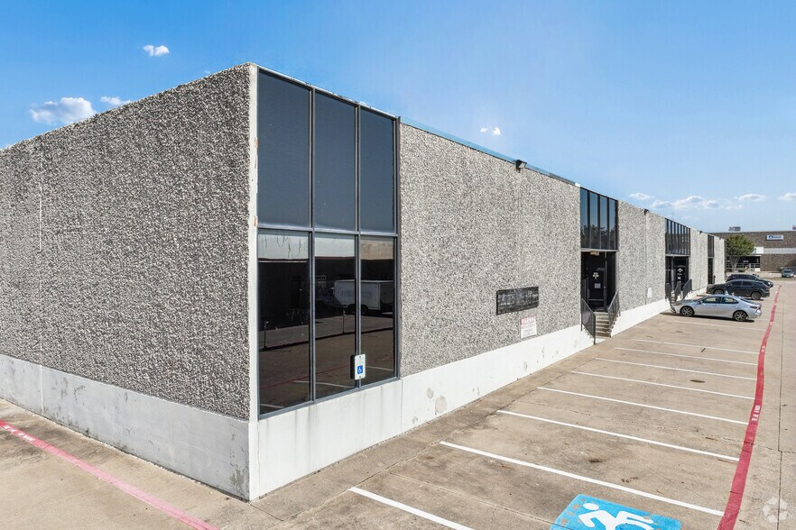 More Photos Of 1400 Summit Ave, Plano Showroom For Lease