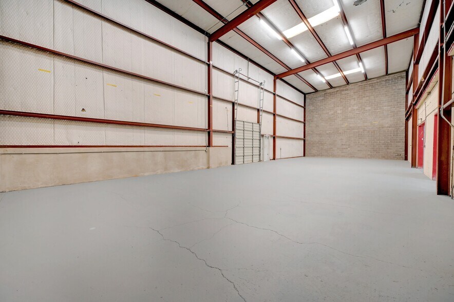 More Photos Of 5715 Kenwick St, San Antonio Warehouse For Lease