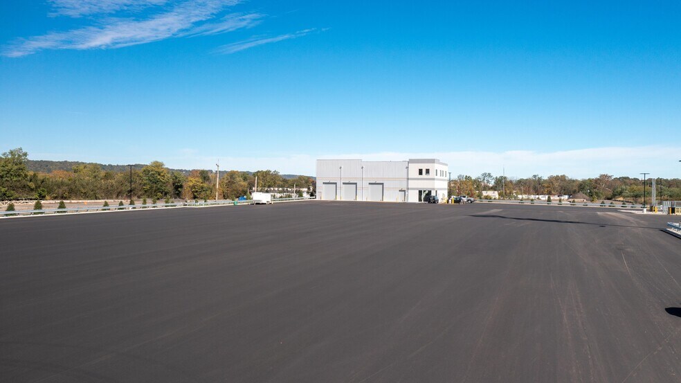 More Photos Of 166 Baekeland Ave, Middlesex Land For Lease