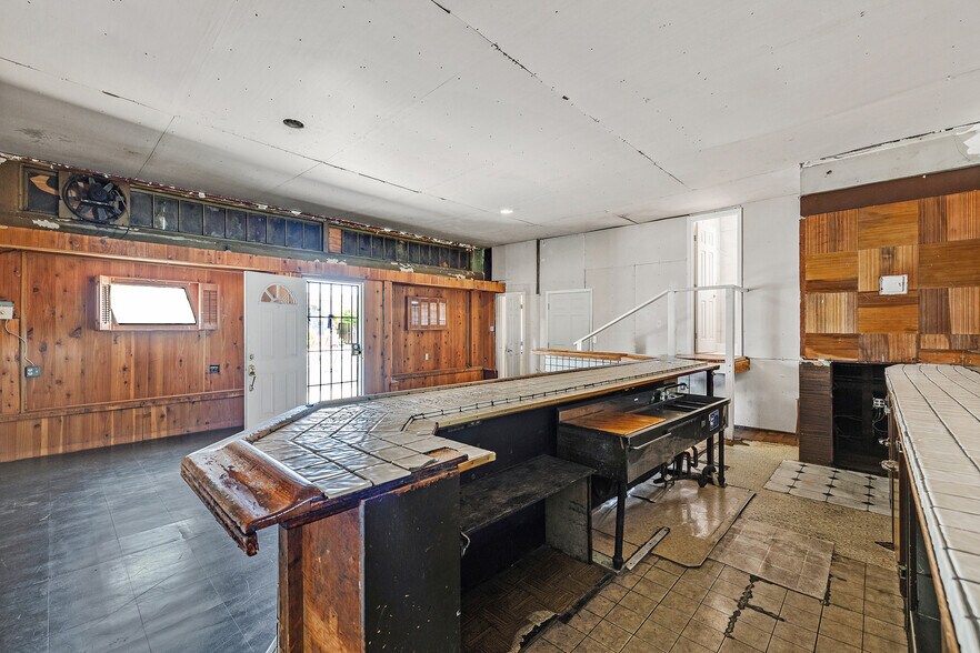 More Photos Of 1755 Washington Ave, San Leandro Bar For Sale