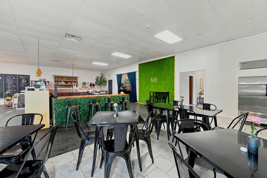 More Photos Of 20 Town Sq, Greenwood Health Club For Sale