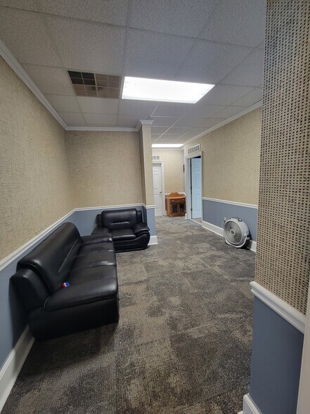 More Photos Of 115 Sycamore Dr, Athens Office For Sale
