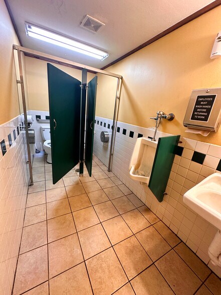 More Photos Of 635 E Admiral Doyle Dr, New Iberia Restaurant For Sale