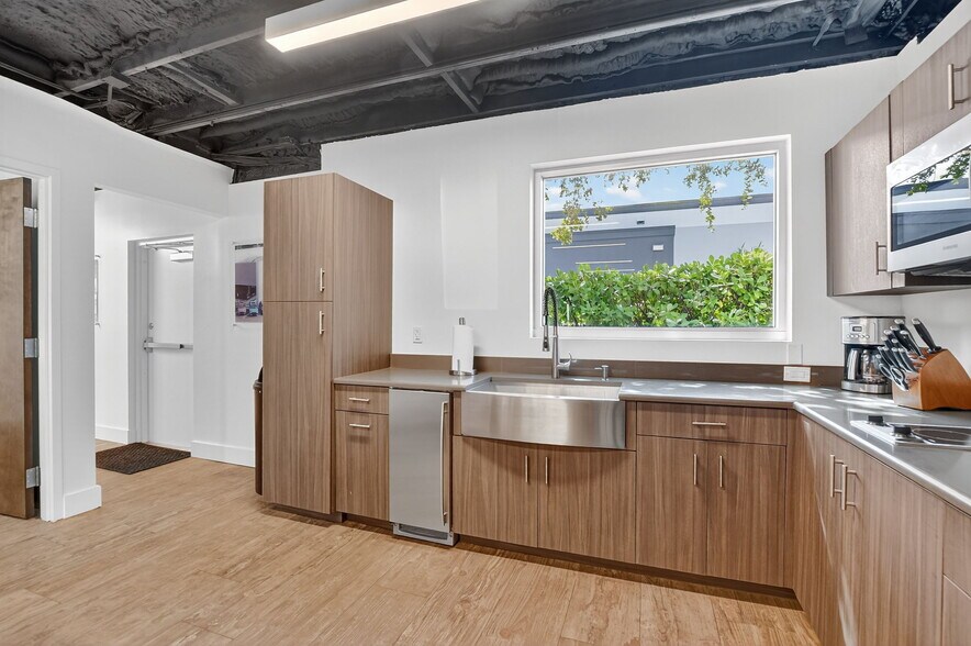 More Photos Of 442 NW 35th St, Boca Raton Office For Sale