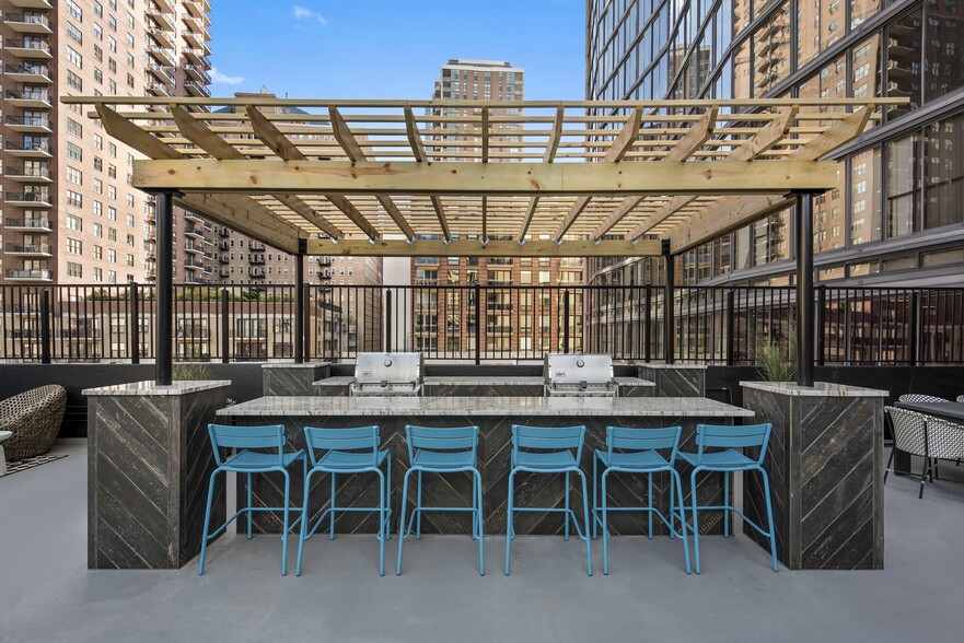 More Photos Of 2 E 8th St, Chicago Apartments For Lease