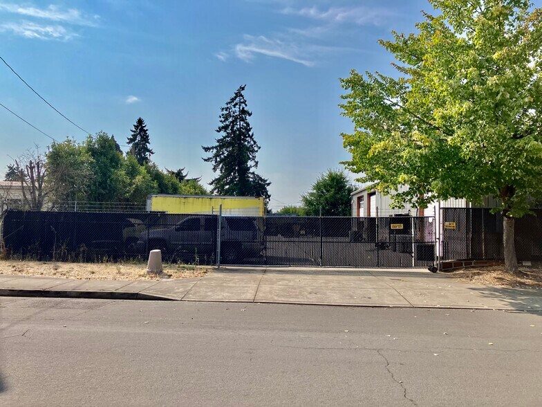 More Photos Of 1440 32nd St, Springfield Industrial For Sale