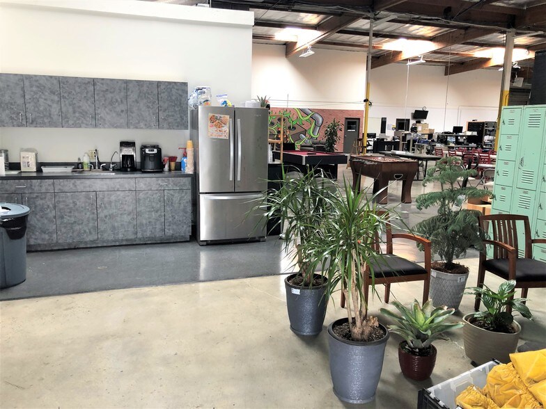 More Photos Of 175 E Freedom Ave, Anaheim Manufacturing For Lease
