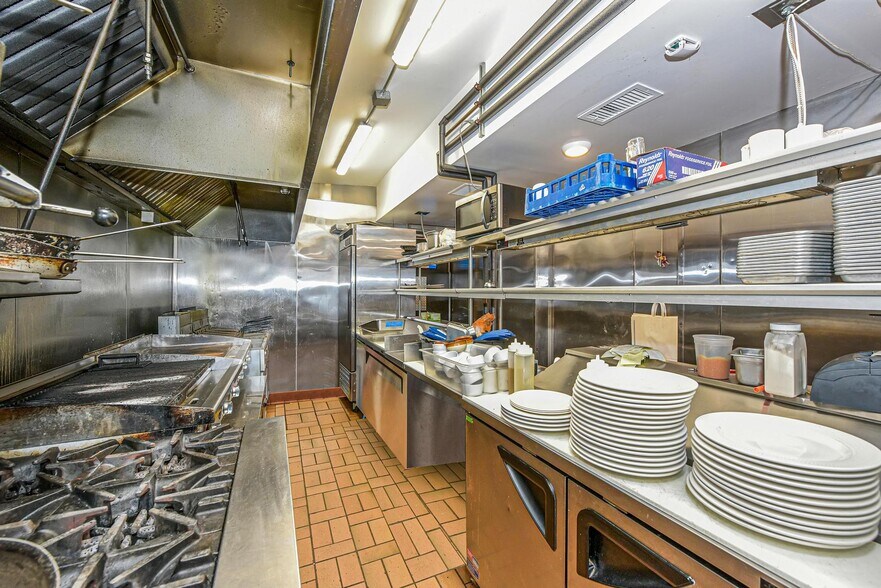 More Photos Of 9095 Sound Ave, Mattituck Restaurant For Sale