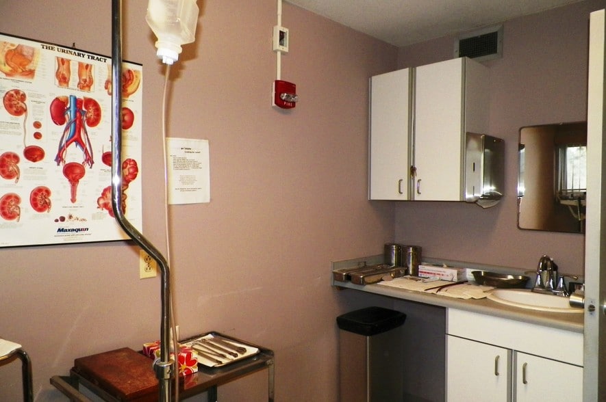 More Photos Of 1524 Atwood Ave, Johnston Medical For Sale