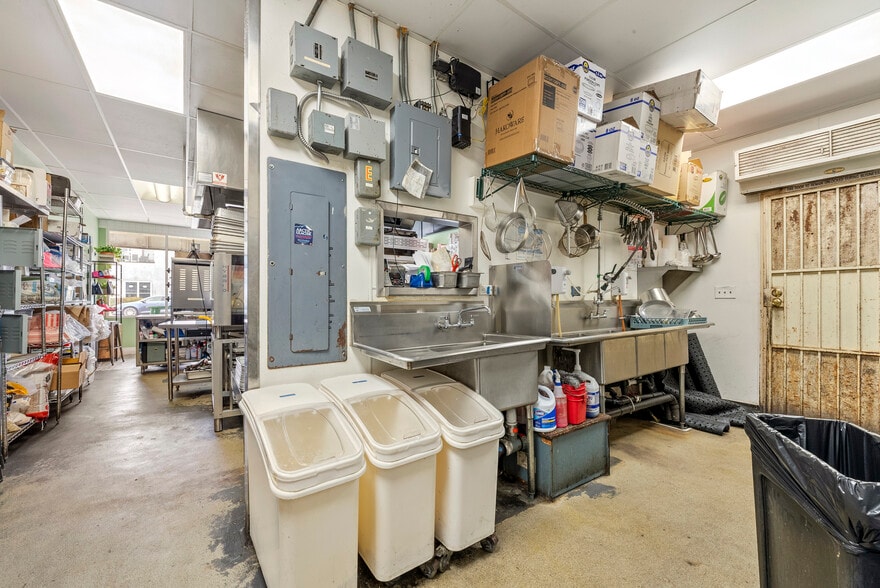 More Photos Of 1213-1223 S Pacific Coast Hwy, Redondo Beach Storefront For Sale