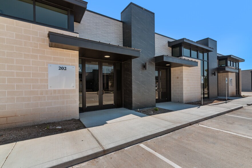 More Photos Of 7102 Tarrington Ave, Sugar Land Medical For Sale