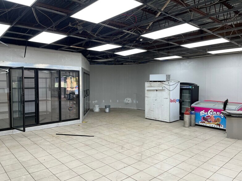 More Photos Of 2790 N Tamiami Trl, North Fort Myers Convenience Store For Sale
