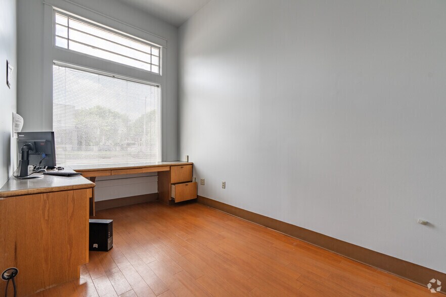 More Photos Of 1726 Poplar Ave, Memphis Medical For Sale