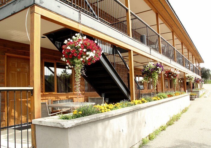 More Photos Of 1414 Cariboo Hwy, Clinton Hotel For Sale