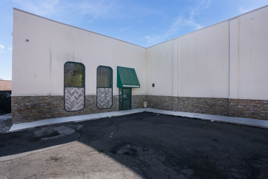 More Photos Of 140 S Highland Ave, Ossining Showroom For Lease