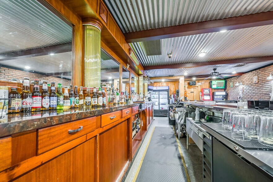 More Photos Of 617 S Washington St, New Paris Bar For Sale