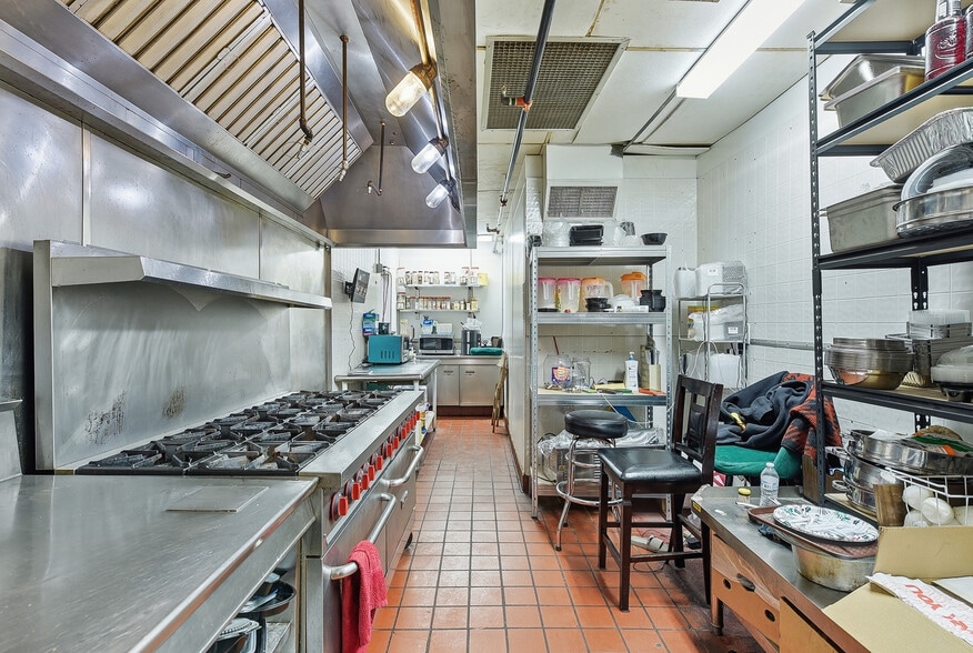 More Photos Of 7215 Blondo St, Omaha Bar For Sale