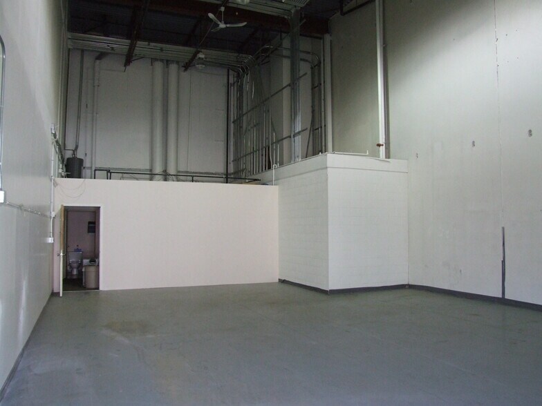 More Photos Of 4999 43rd St SE, Calgary Light Distribution For Sale