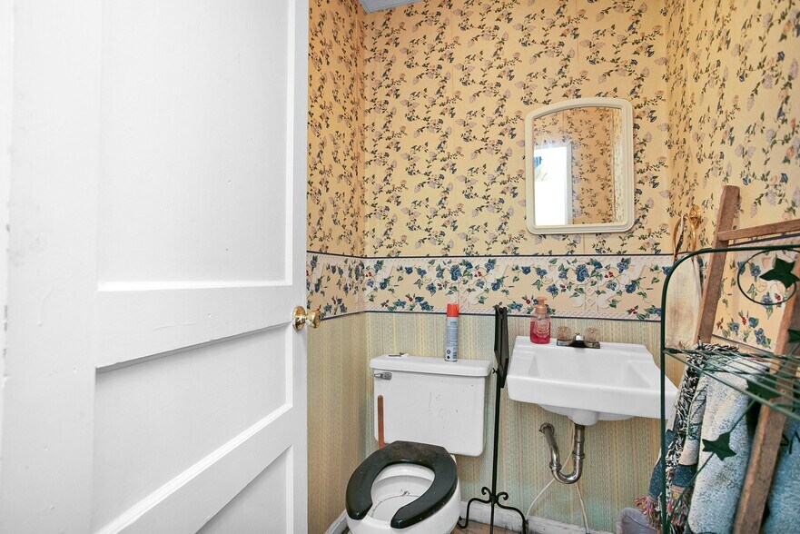 More Photos Of 537 E Main St, Lebanon Freestanding For Sale