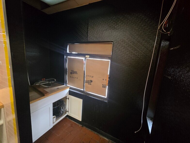 More Photos Of 25 S State St, Lindon Restaurant For Lease