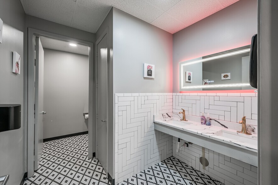 More Photos Of 21755 N I-45 Fwy, Spring Flex For Sale