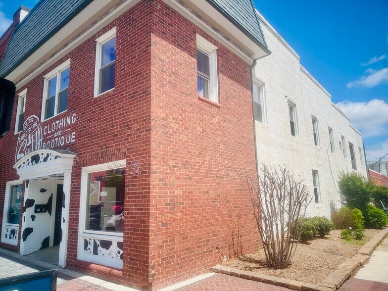 Primary Photo Of 103 N College Ave, Newton General Retail For Lease