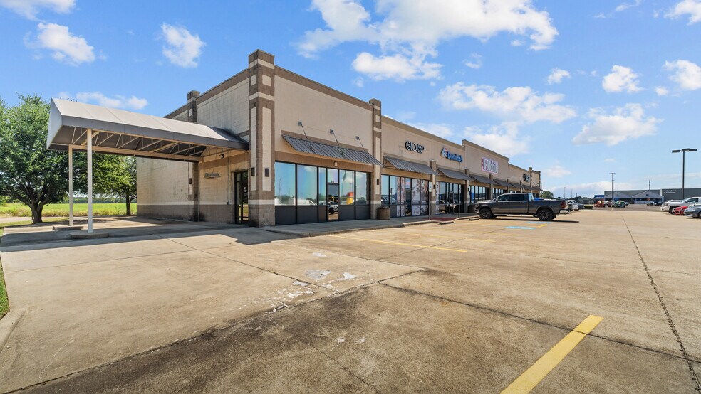 More Photos Of 900 James Bowie Dr, New Boston General Retail For Lease