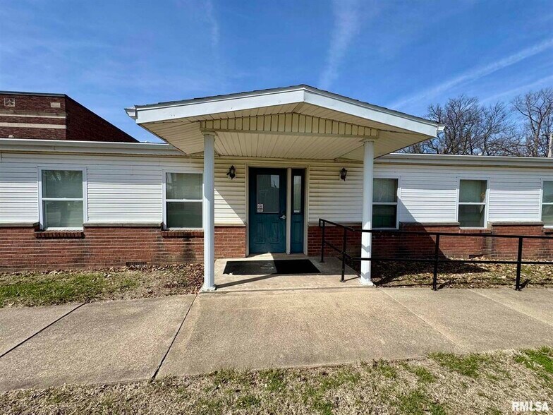 More Photos Of 130 N Broadway St, Table Grove Flex For Sale