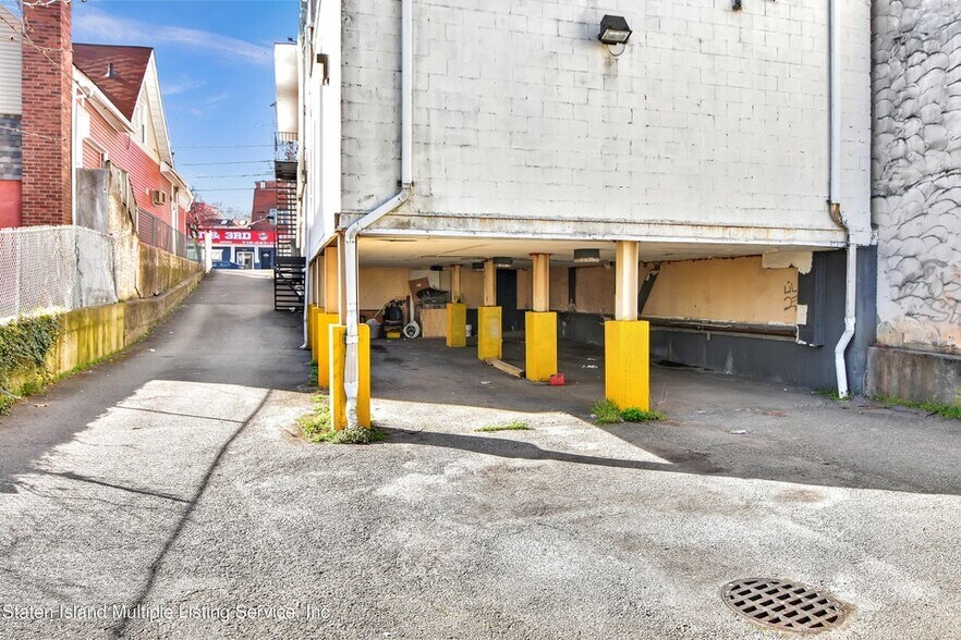 More Photos Of 4022 Hylan Blvd, Staten Island Storefront Retail Residential For Lease