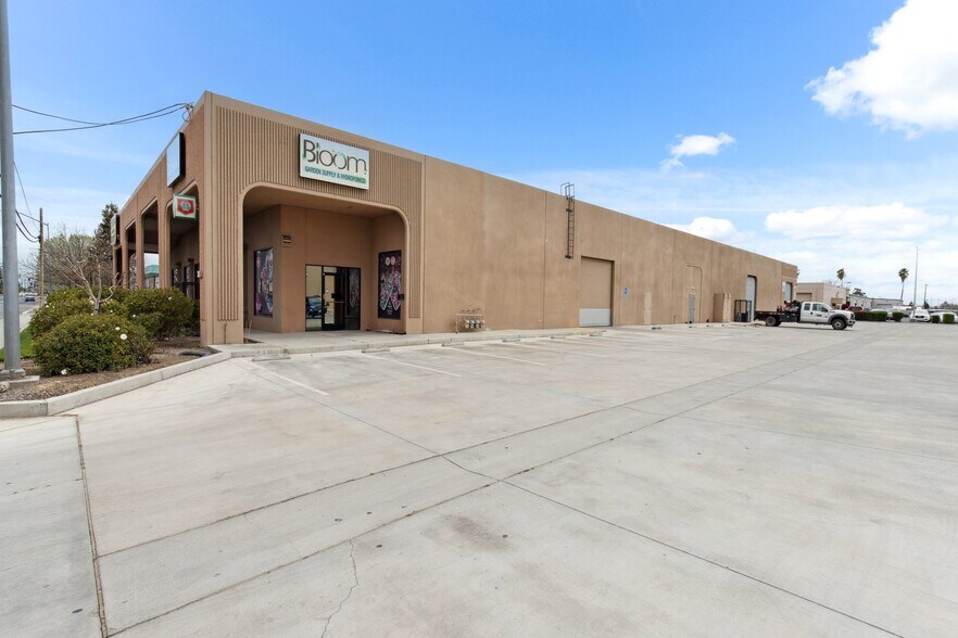 More Photos Of 311 S Pine St, Madera Showroom For Lease