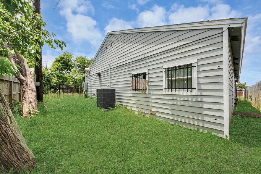 More Photos Of 8346 Howard Dr, Houston Office For Sale