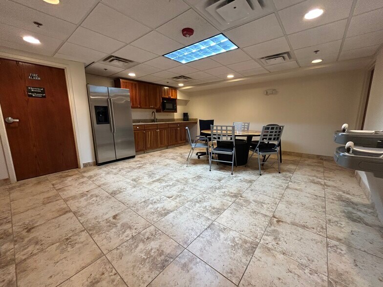 More Photos Of 1240 Meadow Rd, Northbrook Medical For Lease