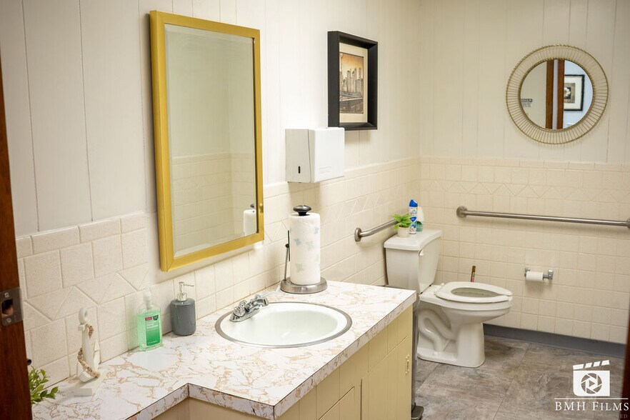 More Photos Of 707-709 N Palestine St, Athens Medical For Lease