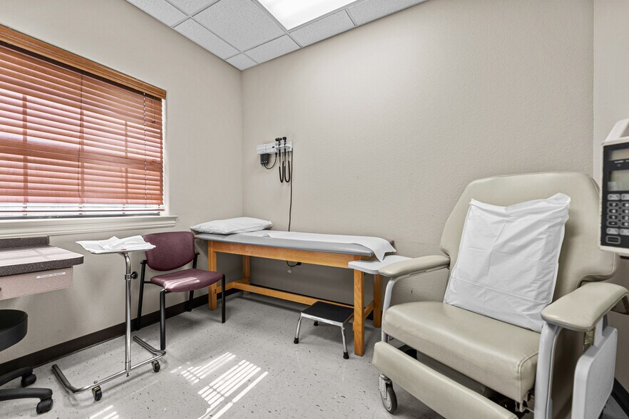 More Photos Of 1115 Kinwest Pky, Irving Medical For Lease