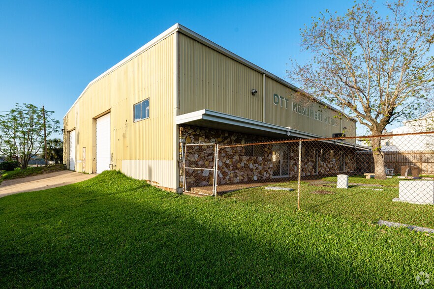 Primary Photo Of 3928 Broadway St, Galveston Industrial For Sale