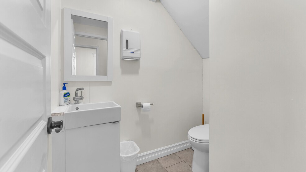 More Photos Of 512 Oxford St E, London Medical For Sale