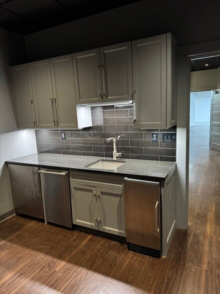 More Photos Of 80 Main St, New Canaan Storefront For Lease