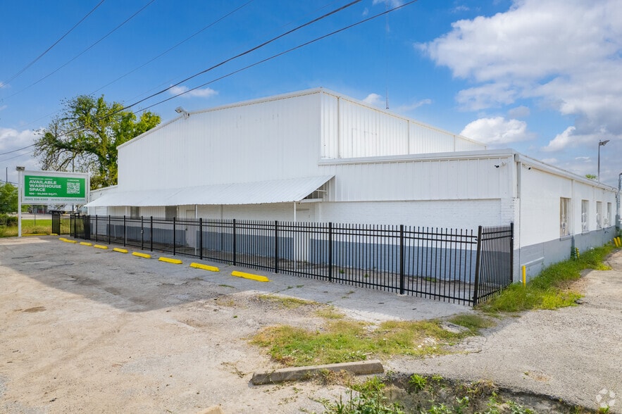 More Photos Of 5025 Jensen Dr, Houston Warehouse For Lease