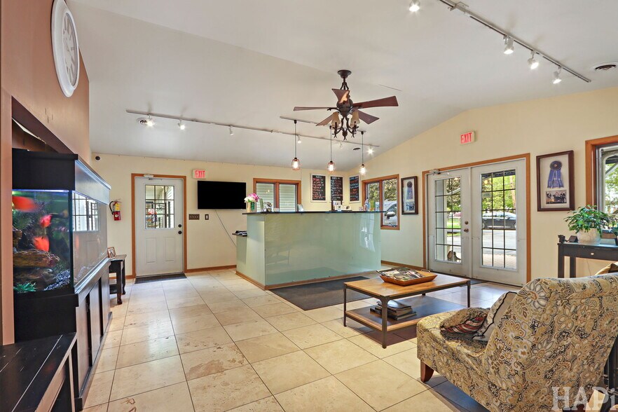 More Photos Of 4403 S Roberts Rd, Island Lake Veterinarian Kennel For Sale