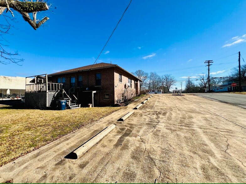 More Photos Of 303 S Second St, Booneville Medical For Sale