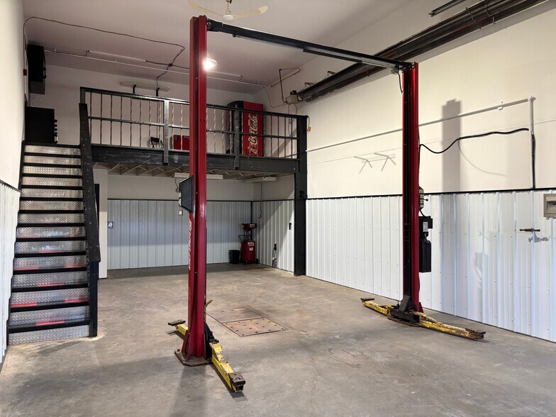 More Photos Of 60 Madison Cres, Spruce Grove Service For Lease