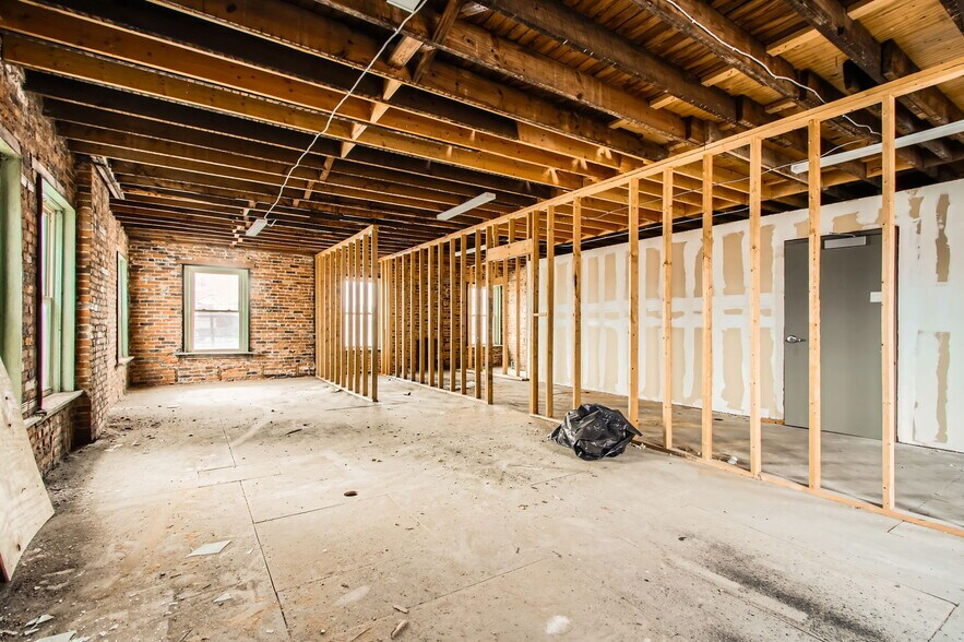 More Photos Of 132 E 5th Ave, Columbus Storefront Retail Residential For Lease